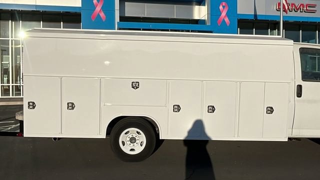 2023 GMC Savana Cutaway 3500 1WT